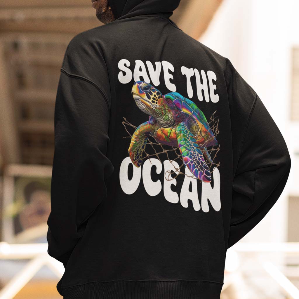 Oversized Hoodie, auf dem Rücken ein design von einer bunten Schildkröte, text ist "save the ocean"