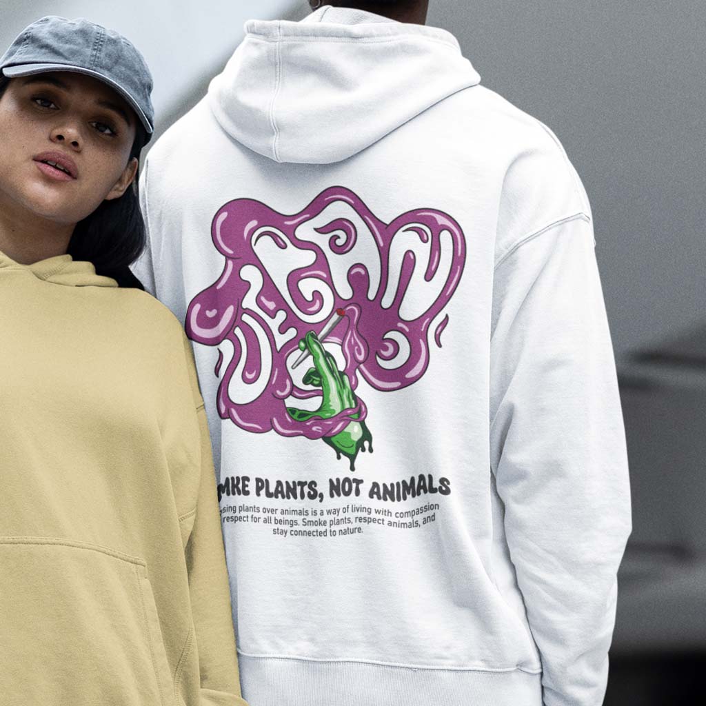 Ein Mann mit Oversized Hoodie - aufdruck ist vegan 420 rauch