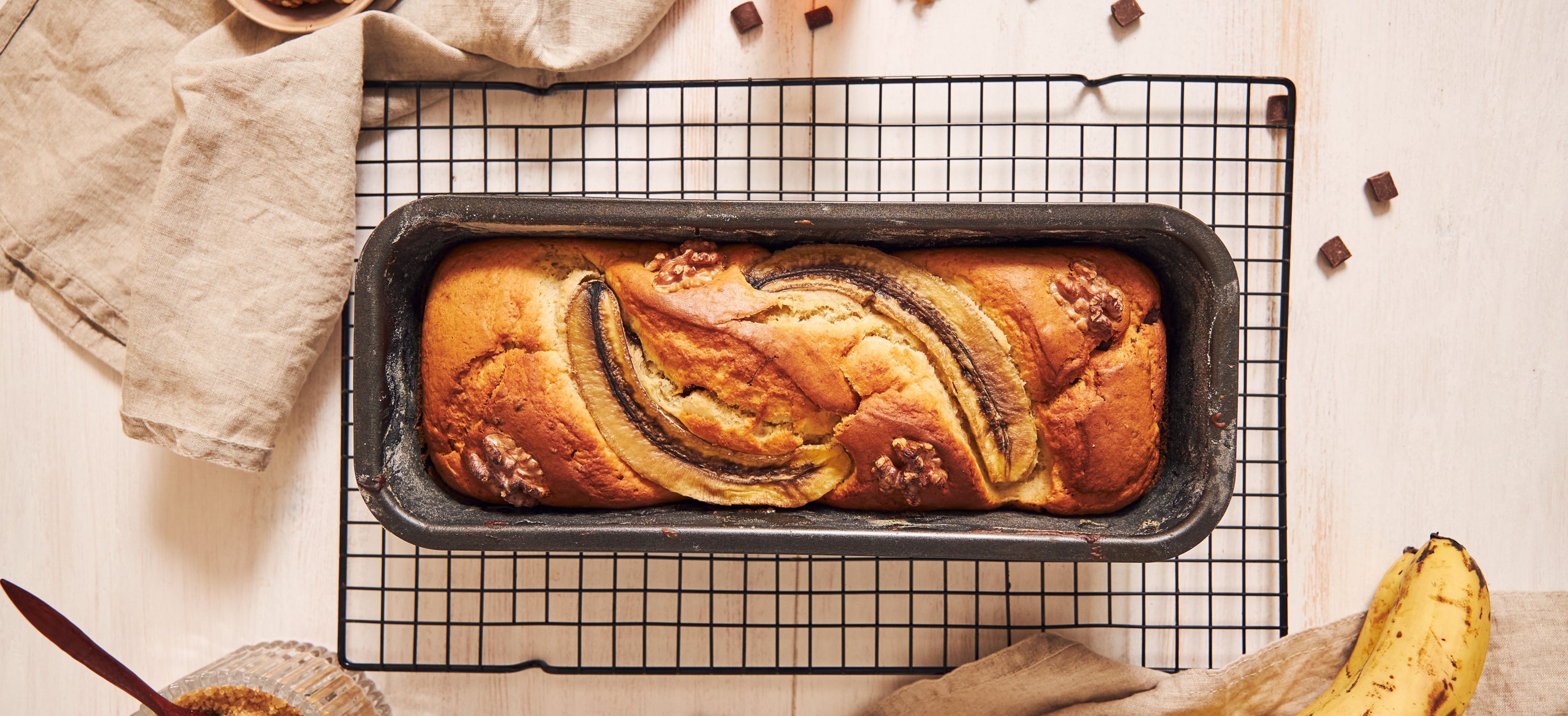 eschnittenes Bananenbrot mit Schokoladenstücken und Nüssen - Köstliches veganes Gebäckrezept für den Genuss zu Hause