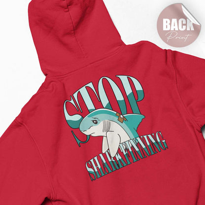 Roter Damen-Hoodie mit „Stop Sharkfinning“-Motiv und einem Hai mit Pflaster an der Flosse.