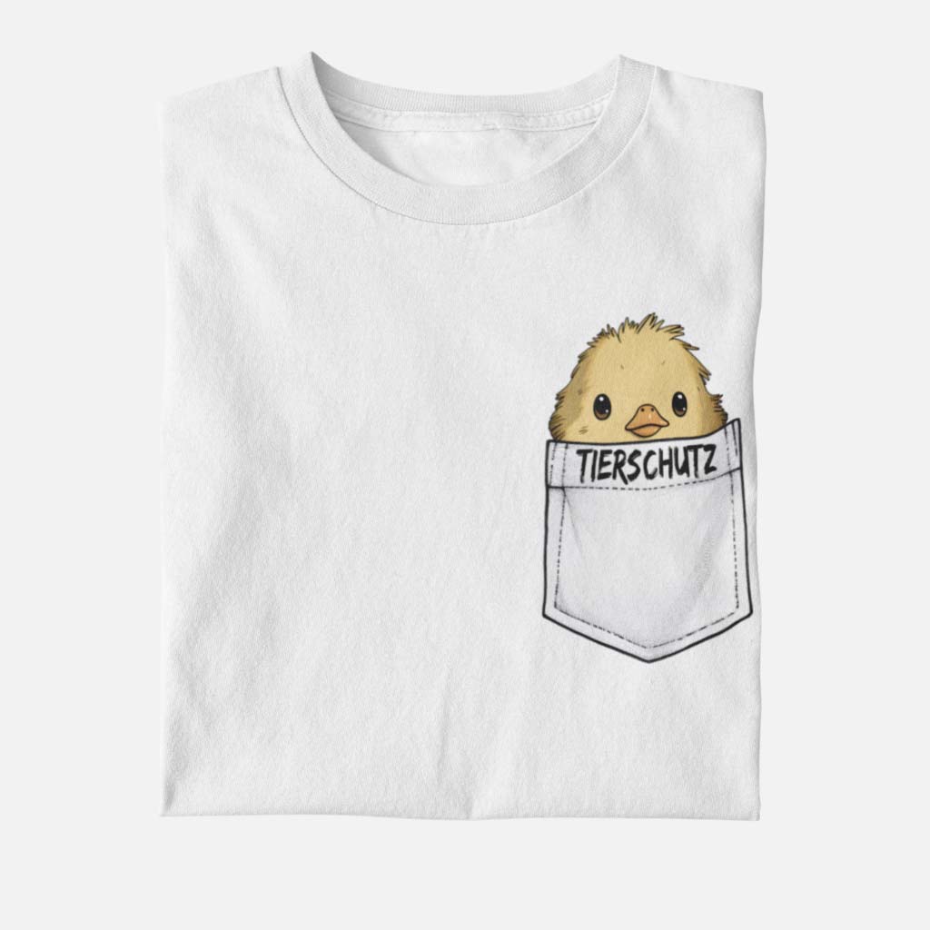 Weißes gefaltetes T-Shirt mit einem süßen Küken in einer Brusttasche