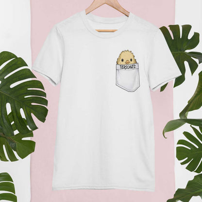 Weißes T-Shirt mit einem süßen Küken in einer Brusttasche