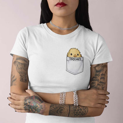 Tätowierte Frau in weißem Tierschutz Shirt  